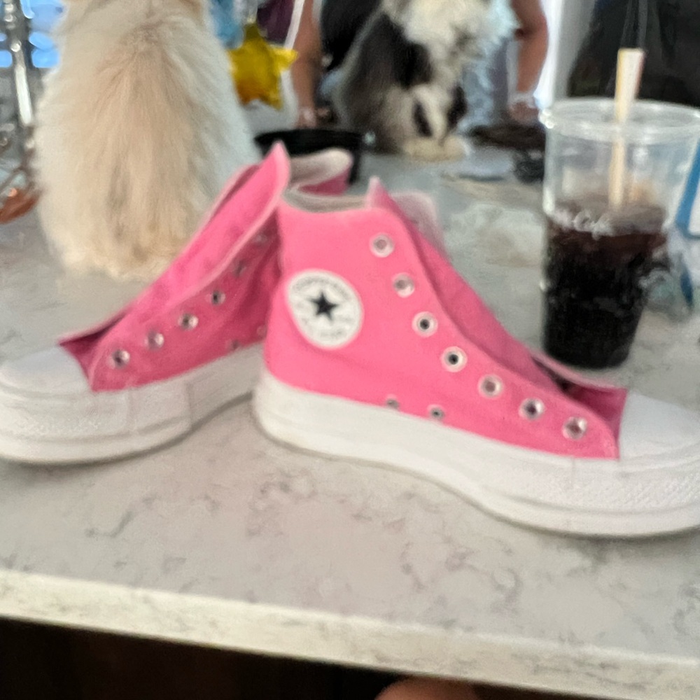 Women’s hot pink converse!